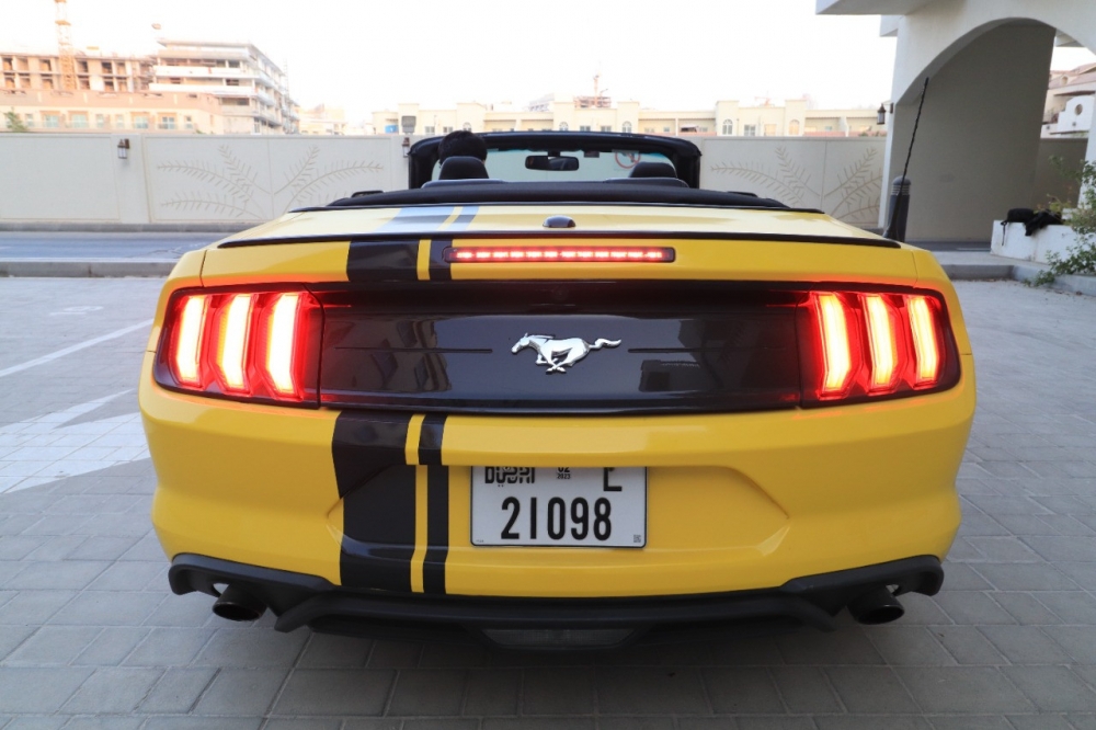 Limon sarısı Ford Mustang EcoBoost Dönüştürülebilir V4 2020