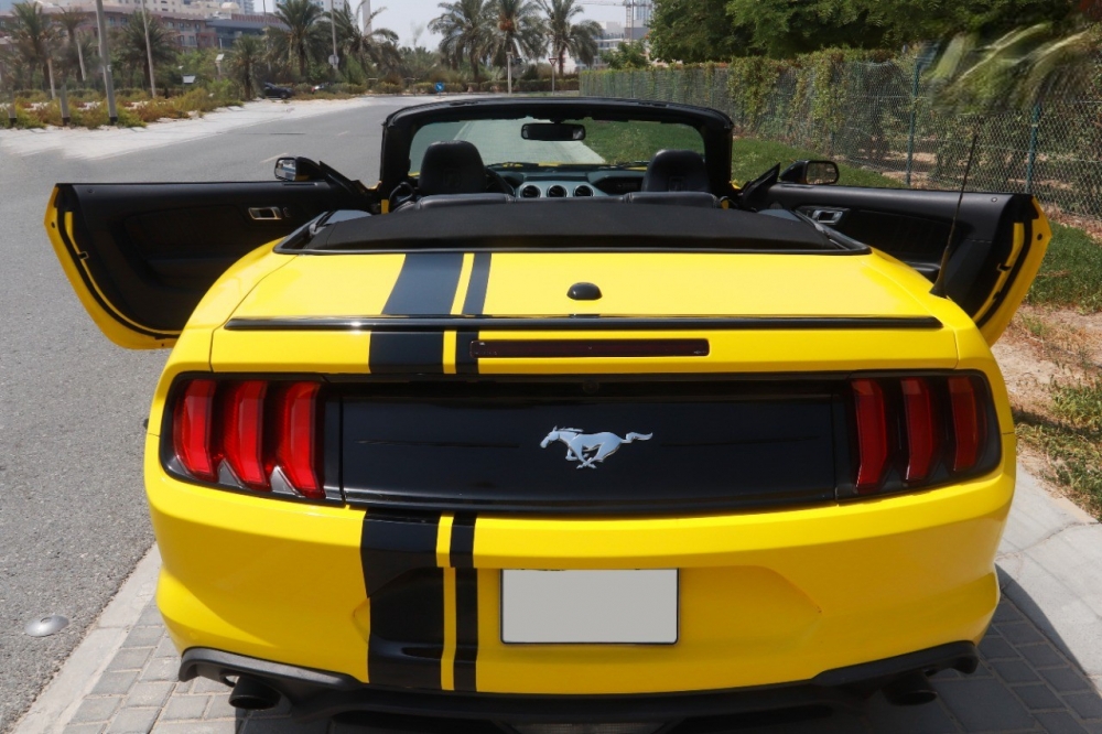 Limon sarısı Ford Mustang EcoBoost Dönüştürülebilir V4 2020