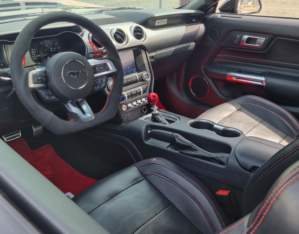 Черный Форд Мустанг Шелби GT500 Кабриолет V8 2022 год