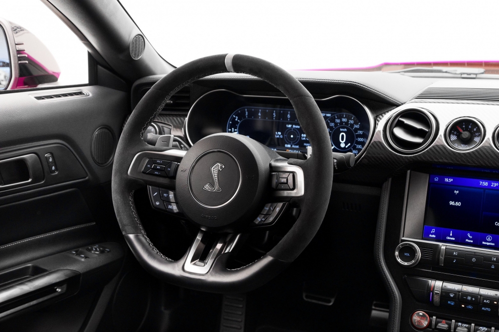Розовый Форд Мустанг Шелби GT500 Кабриолет V8 2022 год