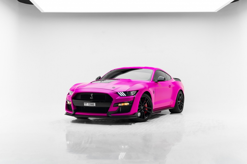 粉色的 福特 野马谢尔比 GT500 敞篷 V8 2022