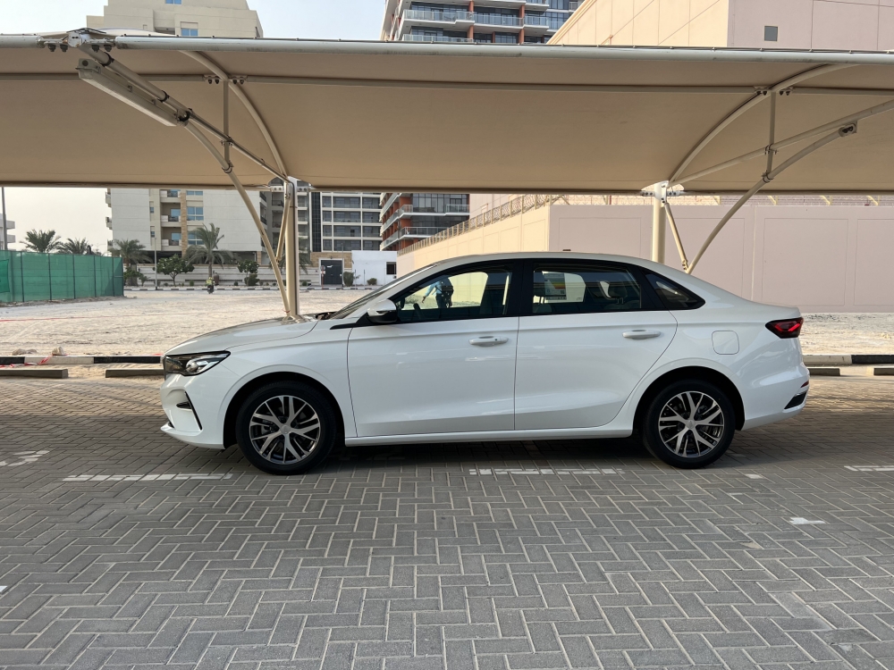 White Geely Emgrand 2024