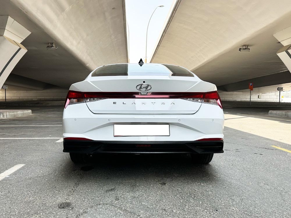 Weiß Hyundai Elantra 2022