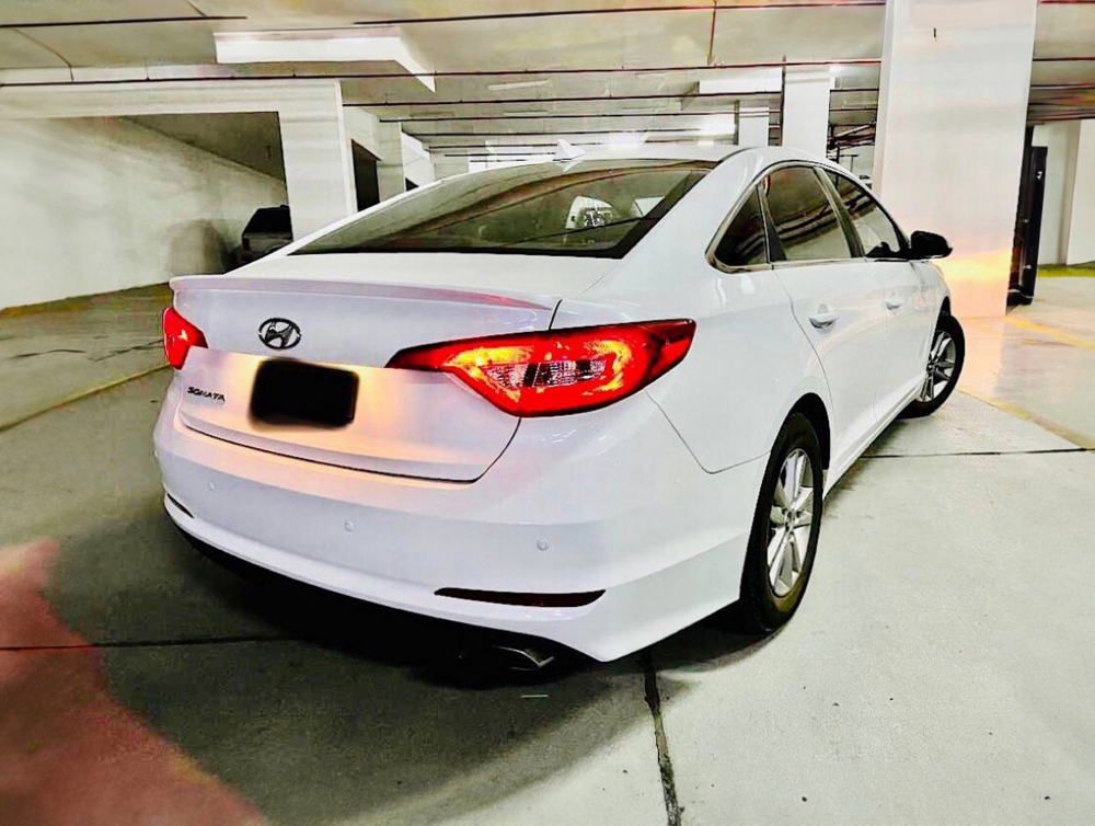 White Hyundai Sonata 2017