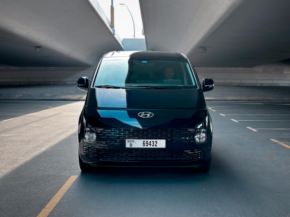 zwart Hyundai Staria 9S 2024