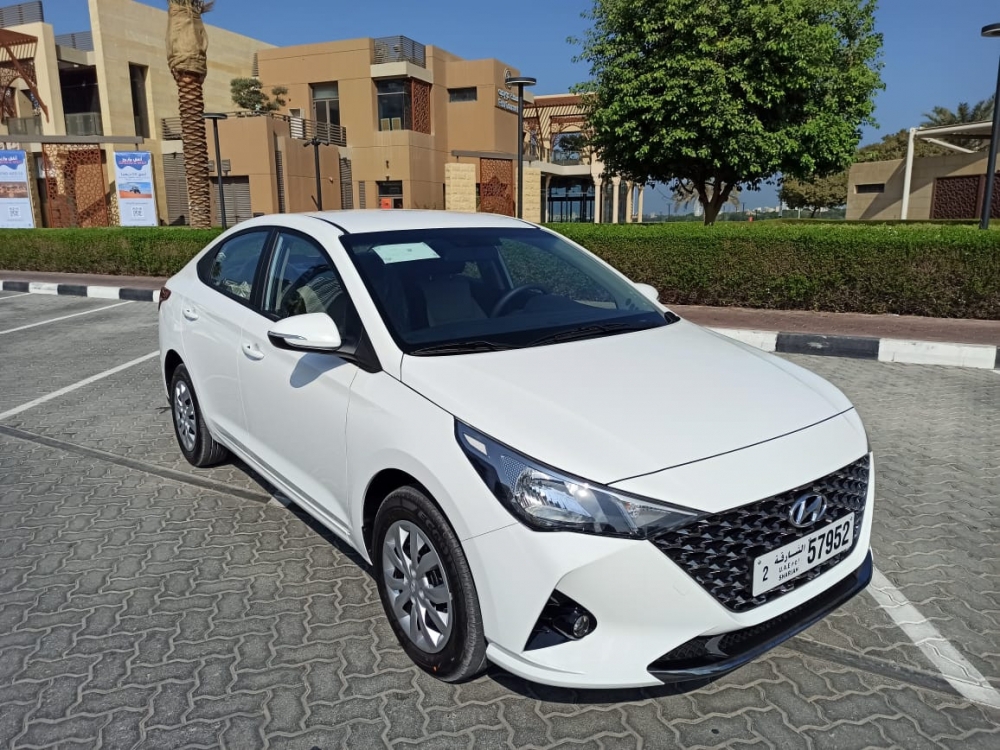 Белый Hyundai Акцент 2022