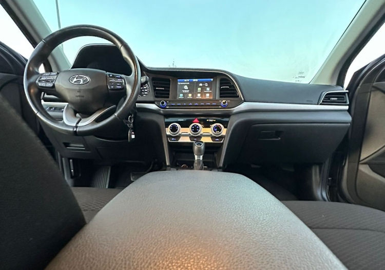 Grau Hyundai Elantra 2020