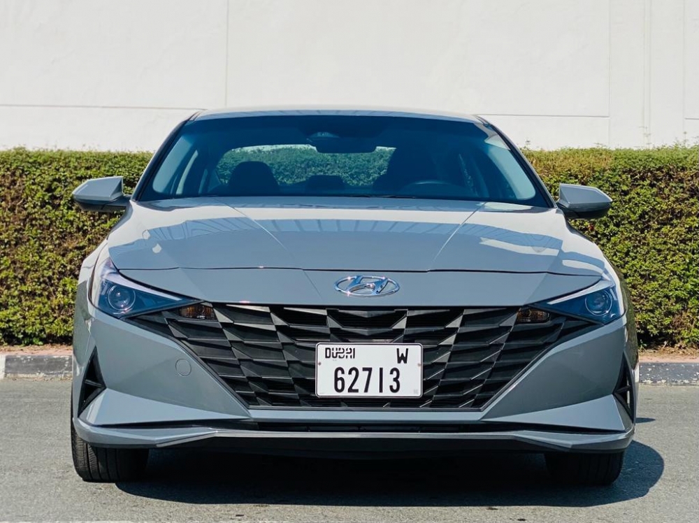 Metallisches Grau Hyundai Elantra 2021