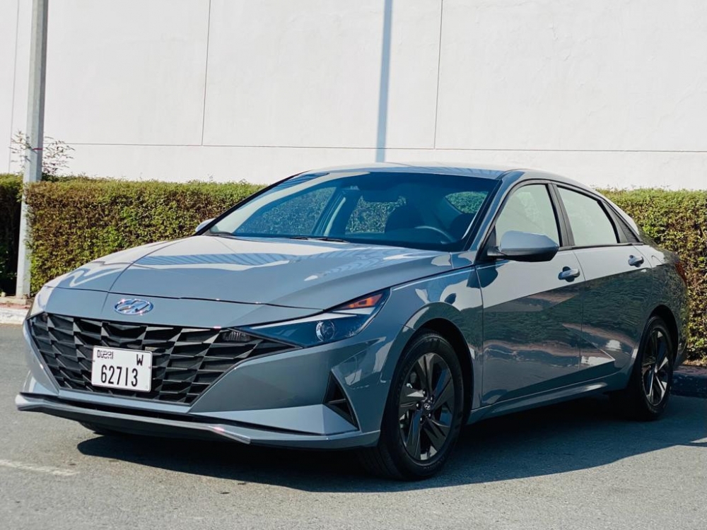 Metallisches Grau Hyundai Elantra 2021