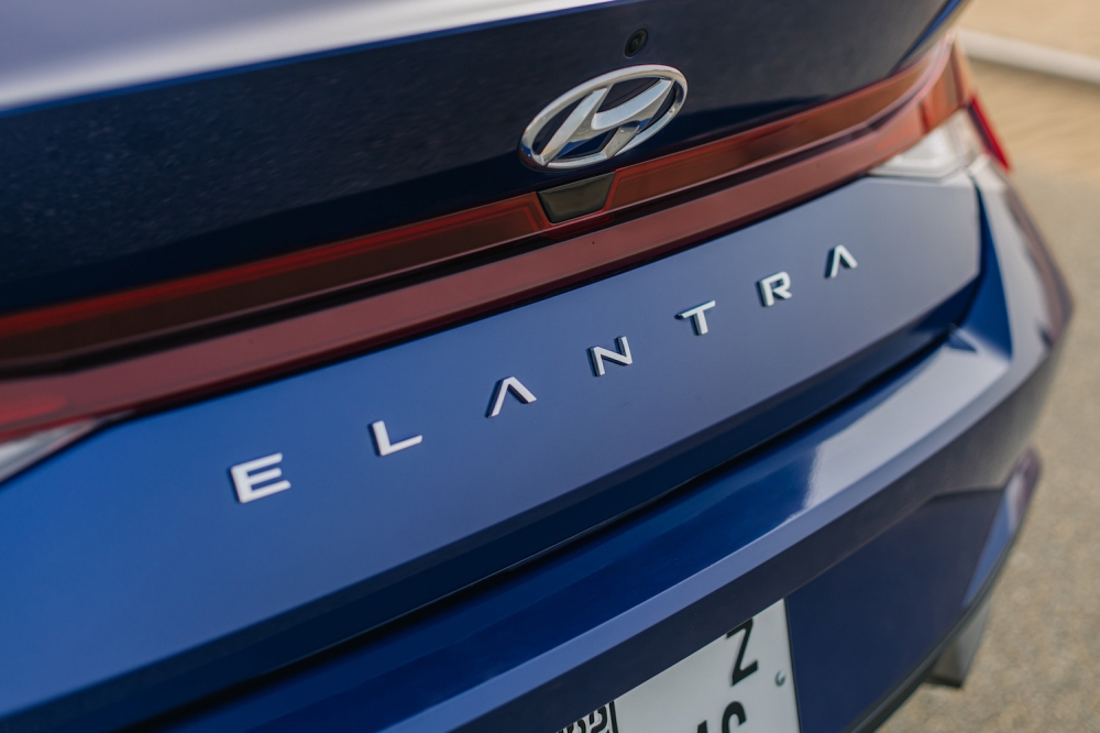 Blau Hyundai Elantra 2022