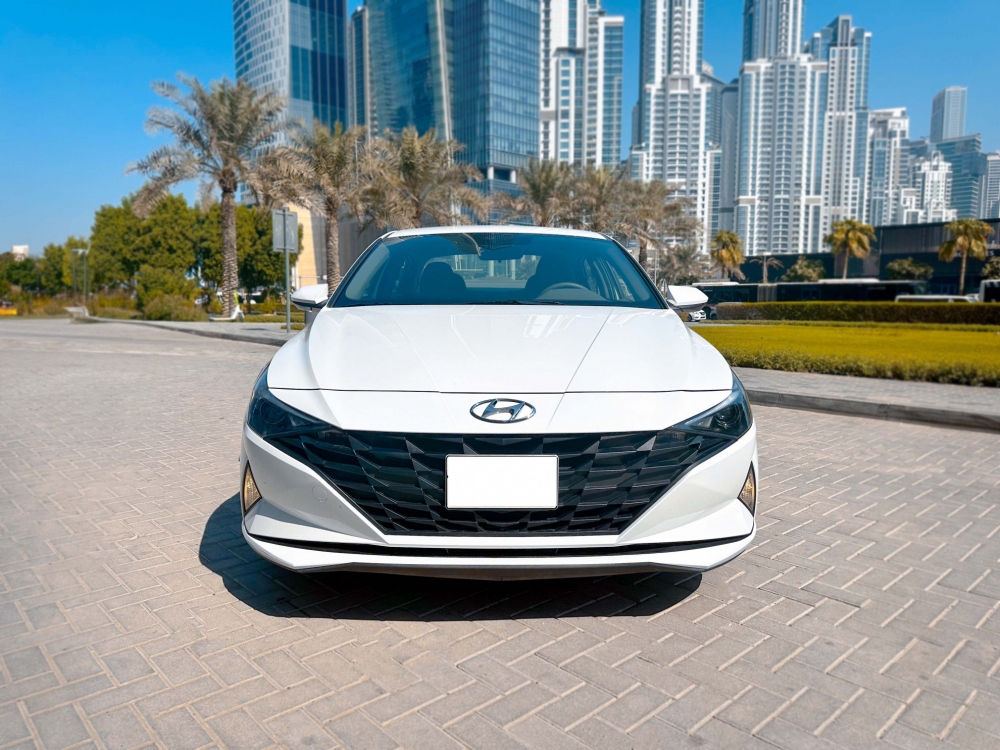 Weiß Hyundai Elantra 2023