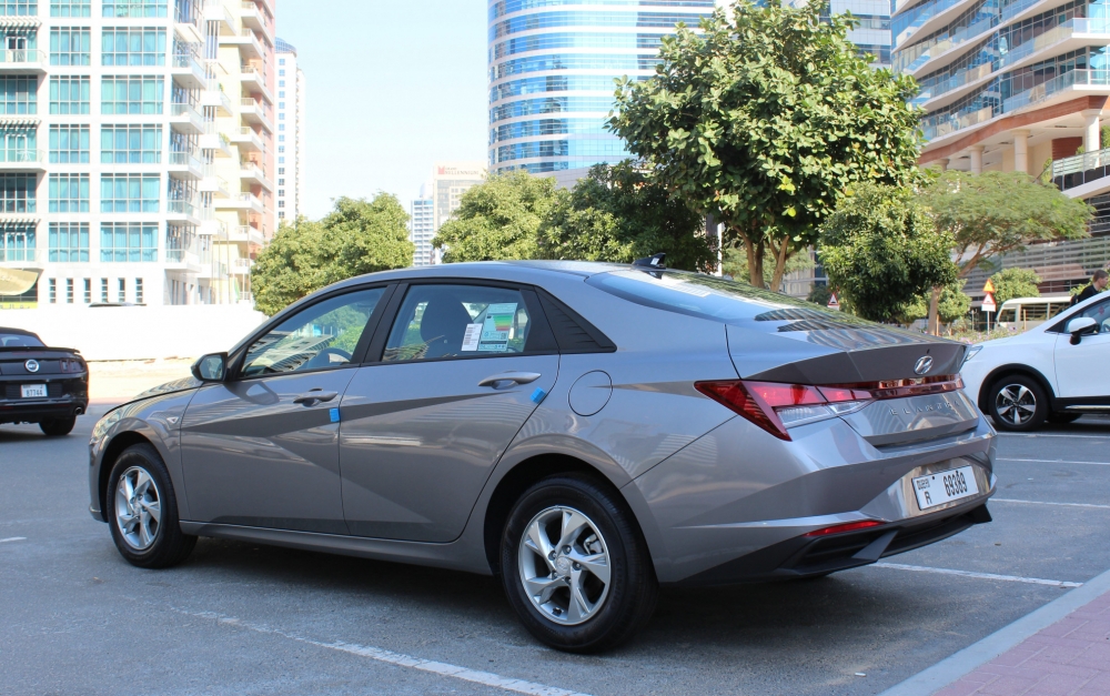 Grau Hyundai Elantra 2023