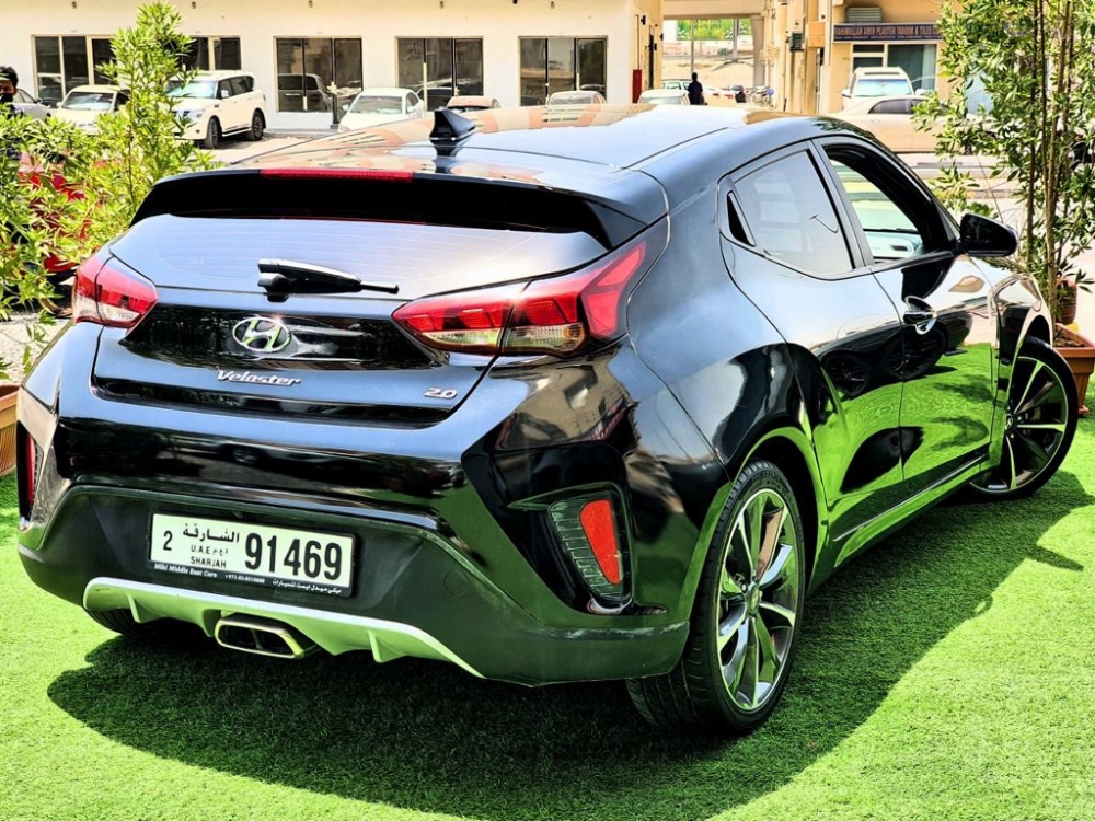 Schwarz Hyundai Veloster 2019