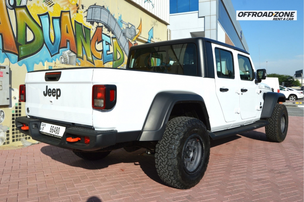 White Jeep Gladiator 2022