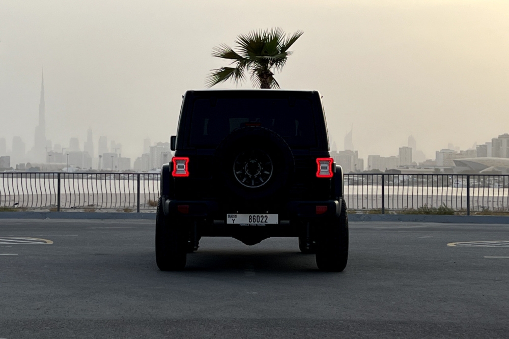 zwart Jeep Wrangler Unlimited Sahara-editie 2021