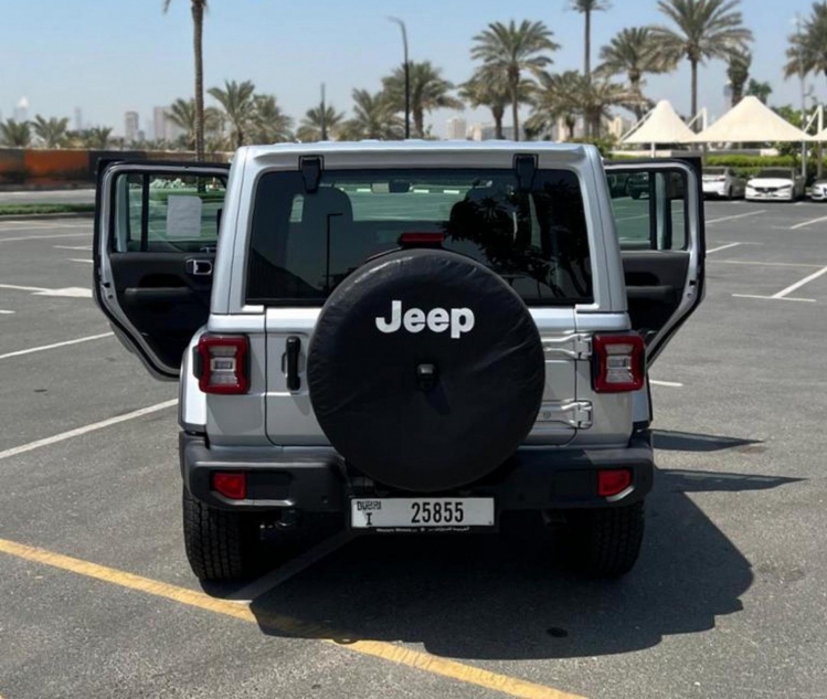 D'argento Jeep Edizione Sahara illimitata di Wrangler 2022