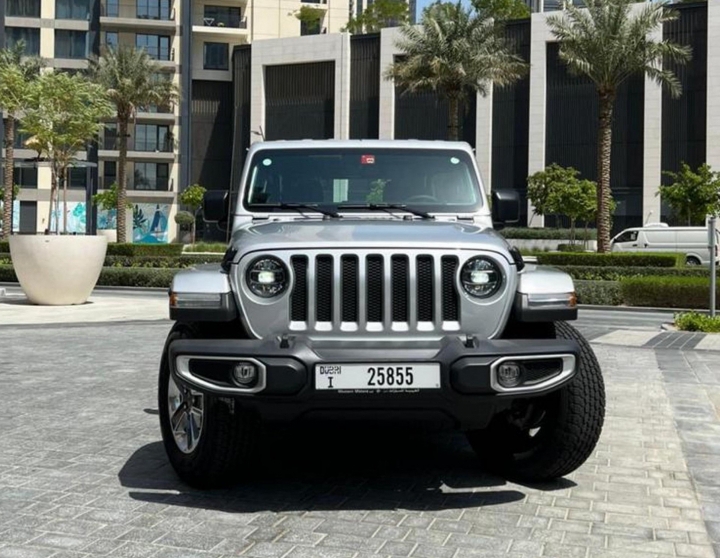 Zilver Jeep Wrangler Unlimited Sahara-editie 2022