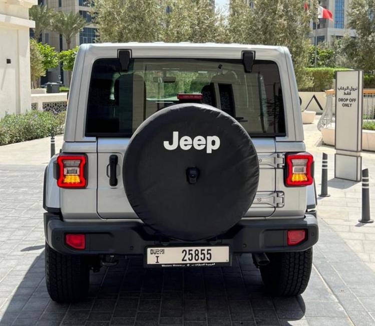 Zilver Jeep Wrangler Unlimited Sahara-editie 2022