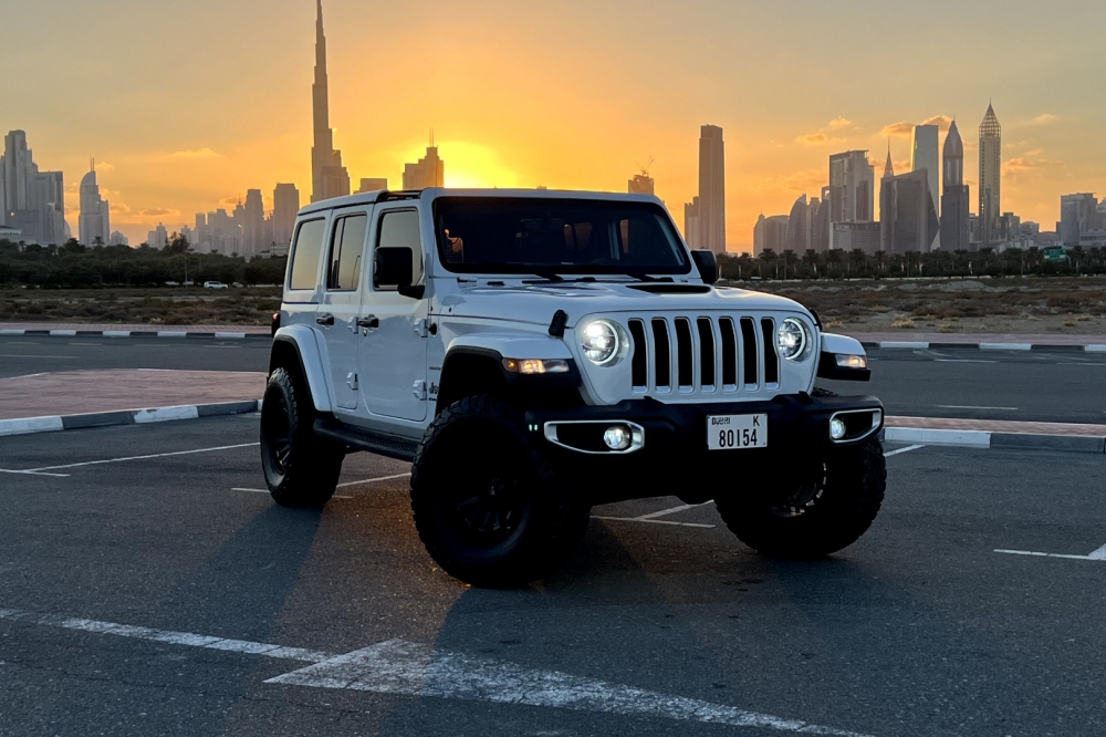 Bianca Jeep Edizione Sahara illimitata di Wrangler 2023
