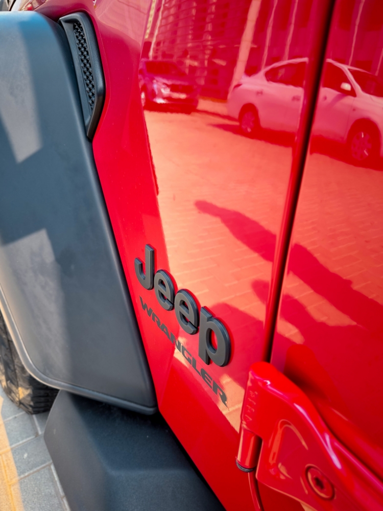 Rot Jeep Wrangler 2023