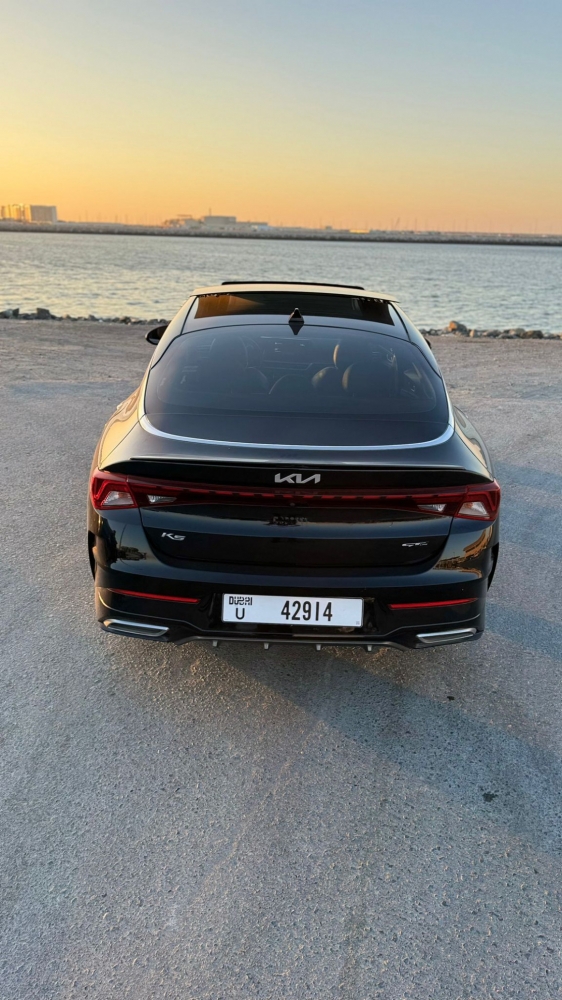 Siyah Kia K5 GT 2022