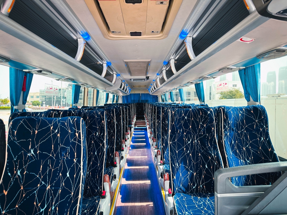 Weiß König lang 53-Sitzer-Bus 2023