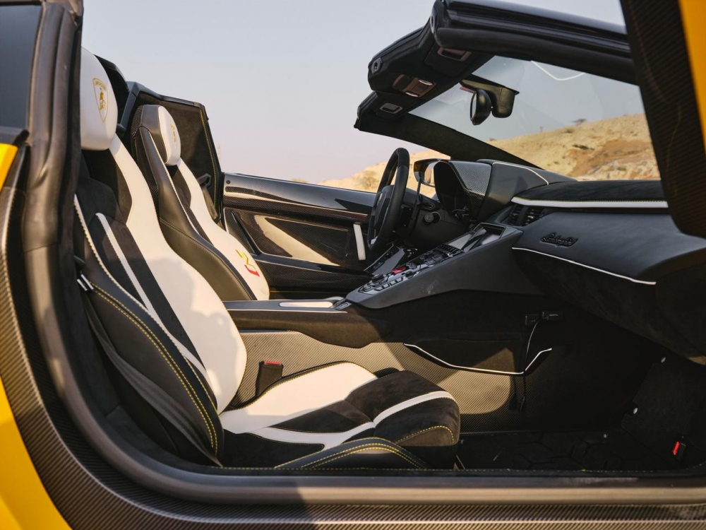 Geel Lamborghini Aventador SVJ Roadster 2022