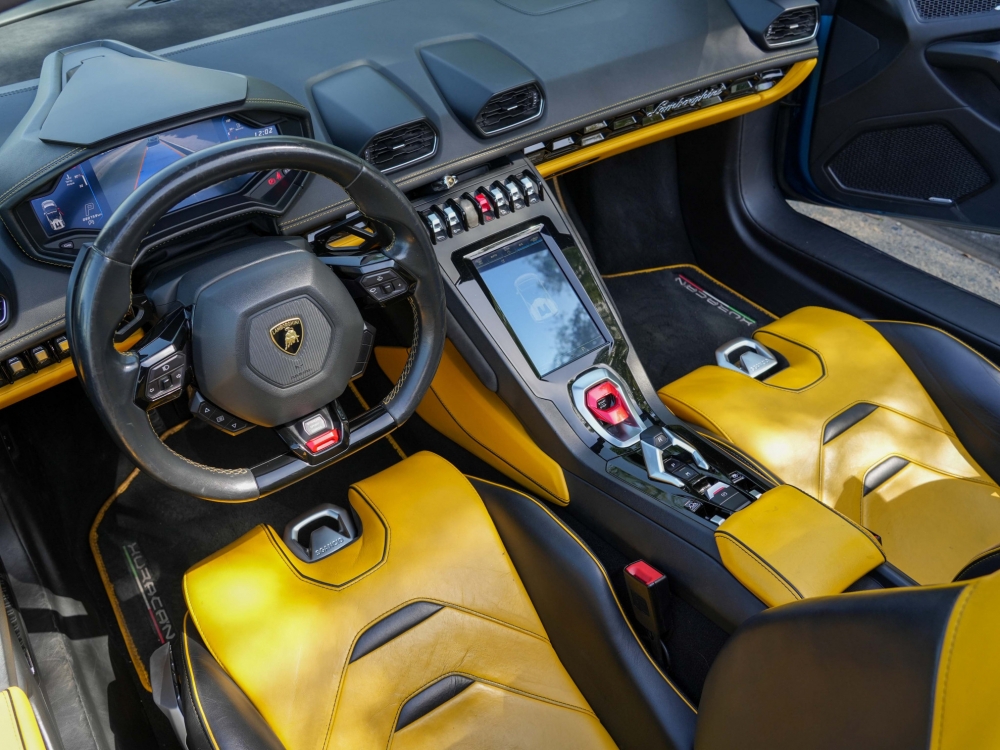 Safir mavisi Lamborghini Huracan Evo Spyder 2023