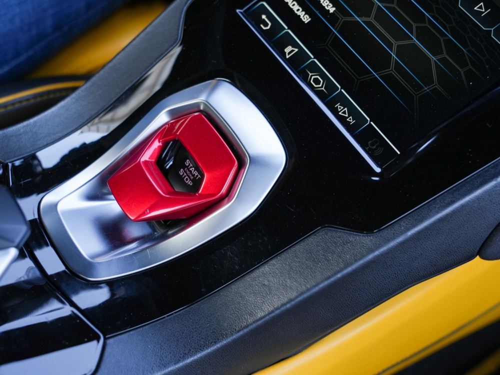 Safir mavisi Lamborghini Huracan Evo Spyder 2023