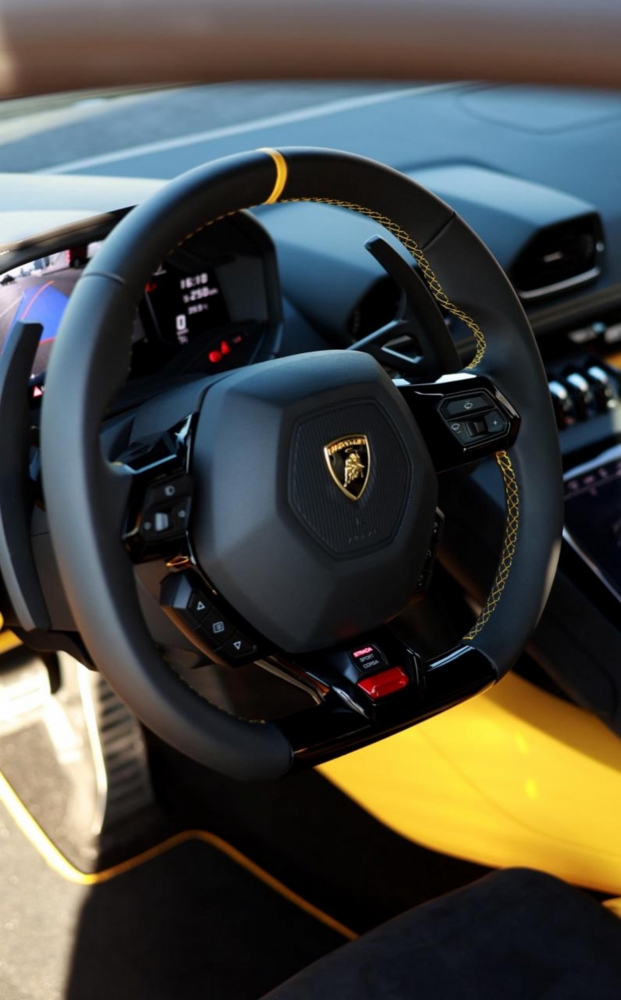 Geel Lamborghini Huracan Tecnica 2023
