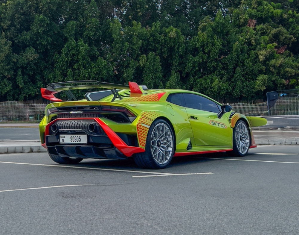 Yeşil Lamborghini STO 2022
