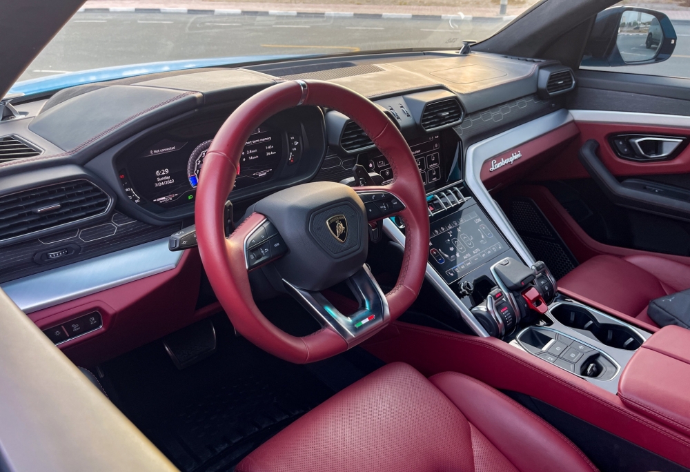 Plata Lamborghini Urus 2020