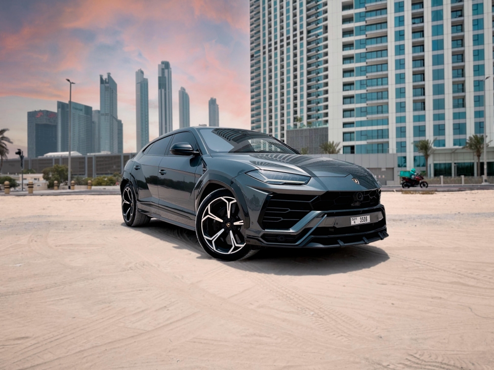Siyah Lamborghini Urus 2020