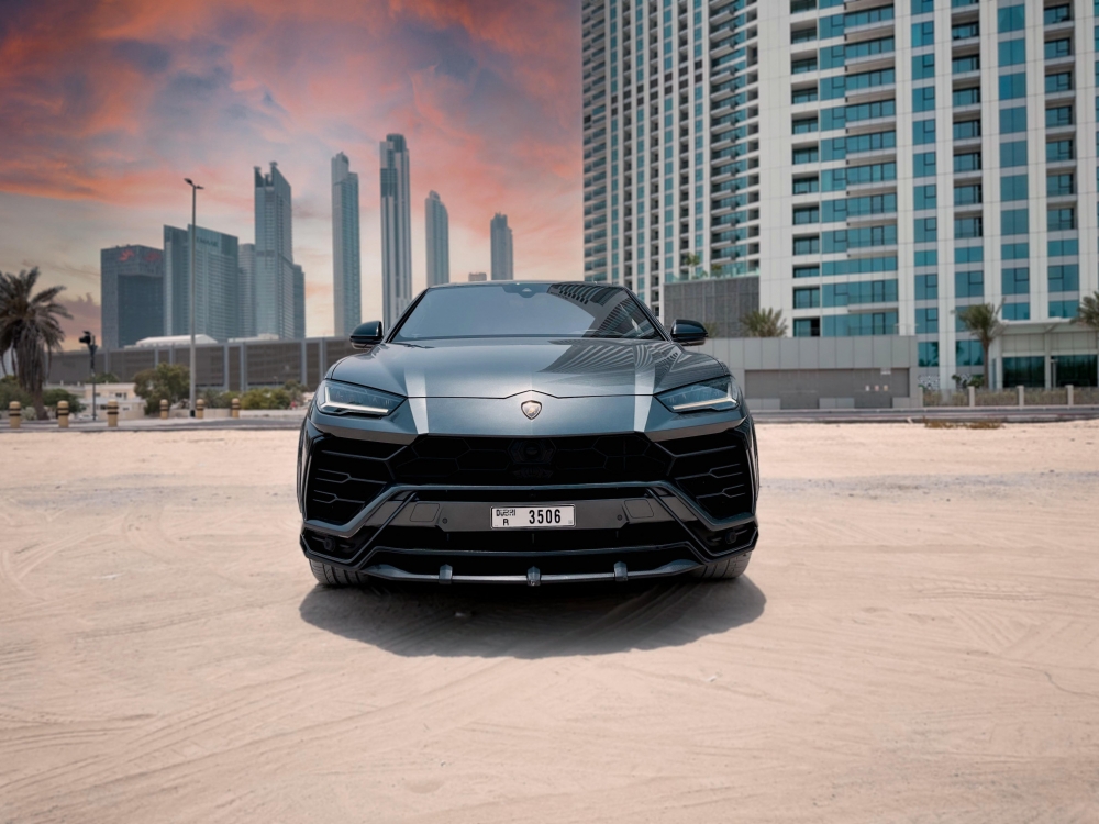 Schwarz Lamborghini Urus 2020
