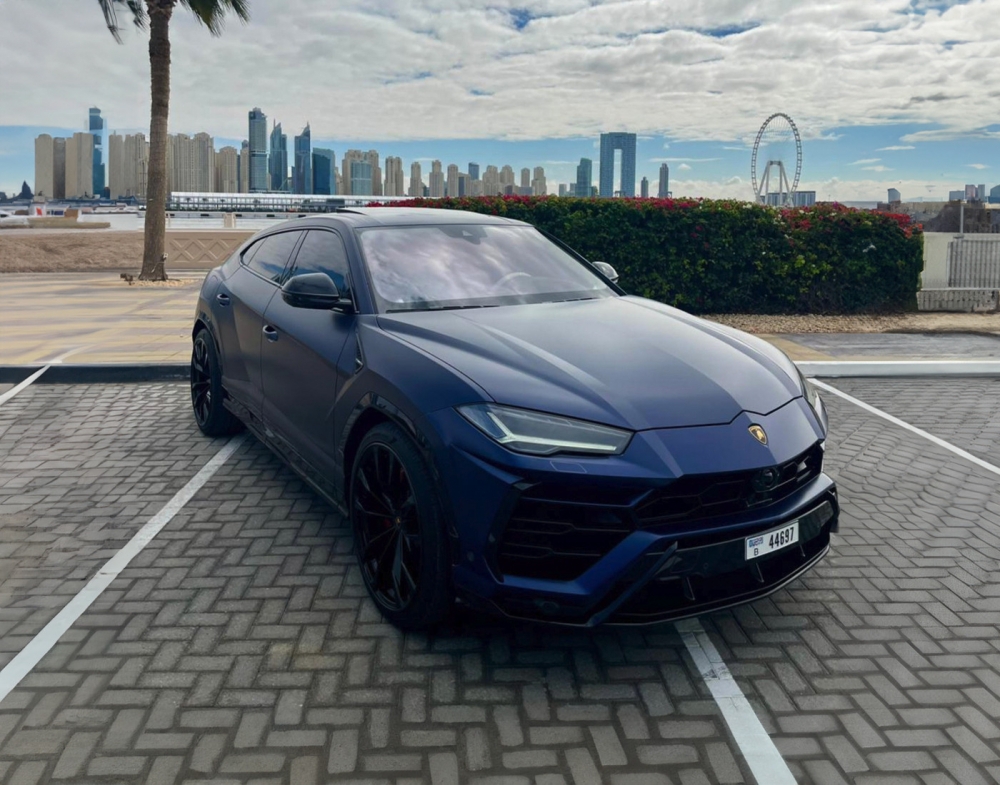 Mavi Lamborghini Urus 2022