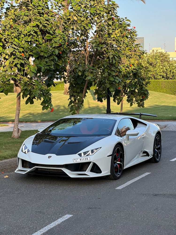 Beyaz Lamborghini Huracan Evo Coupe 2021