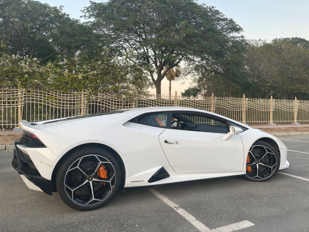 White Lamborghini Huracan Evo Coupe 2021