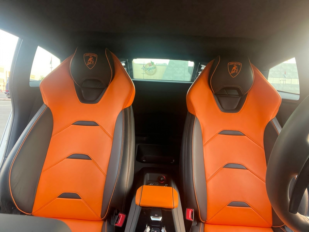 wit Lamborghini Huracan Evo Coupé 2021