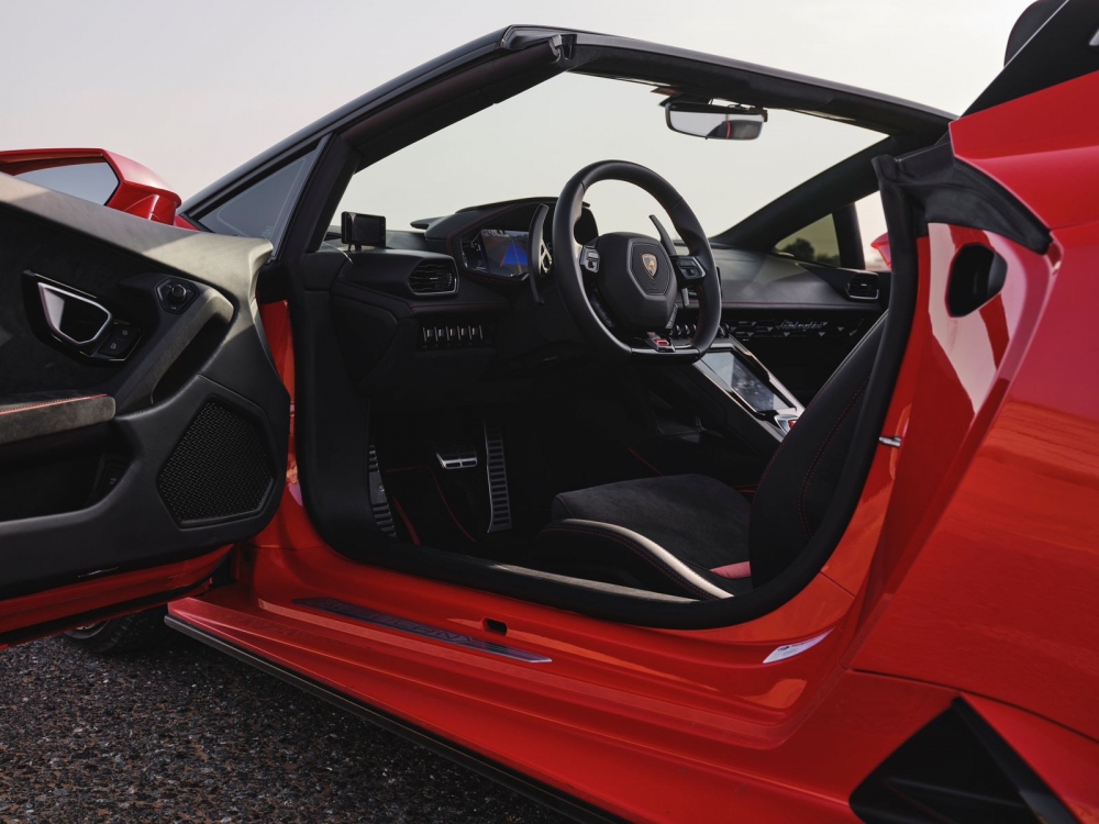 Kırmızı Lamborghini Huracan Evo Spyder 2022