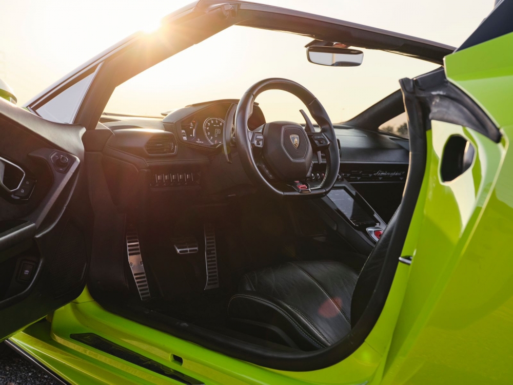 Limon sarısı Lamborghini Huracan Evo Spyder 2022