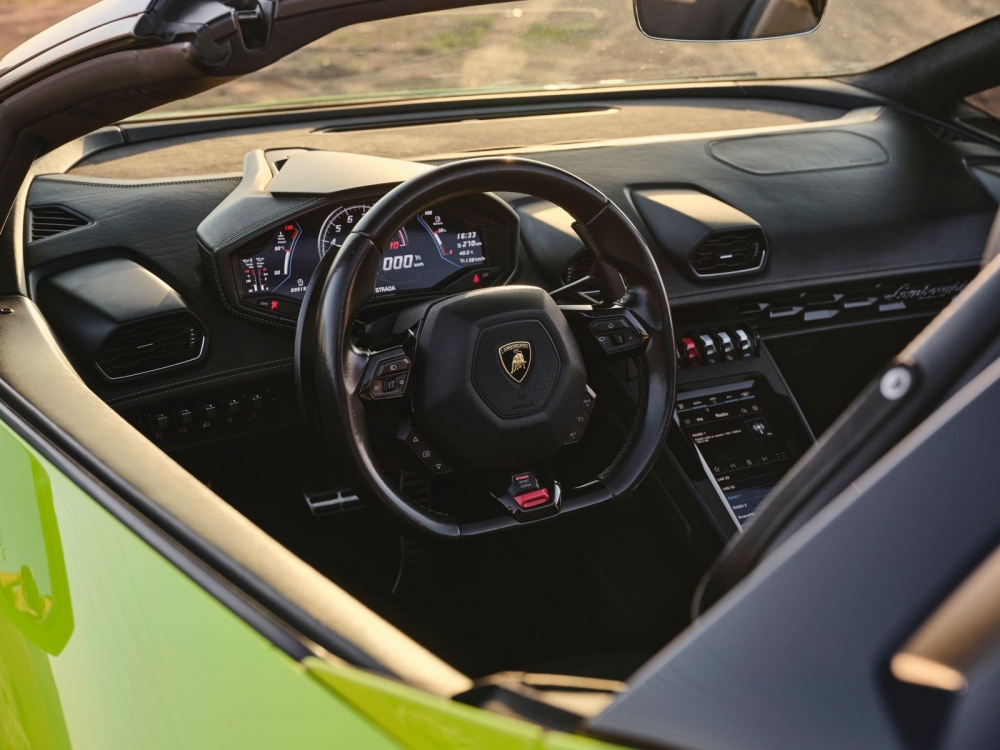 Licht groen Lamborghini Huracan Evo Spyder 2022