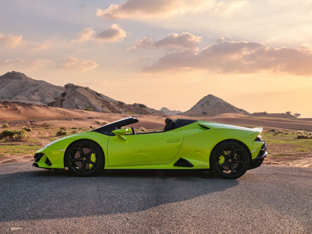 Licht groen Lamborghini Huracan Evo Spyder 2022