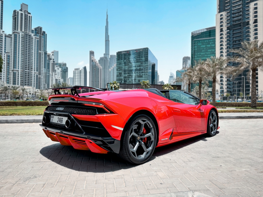 Kırmızı Lamborghini Huracan Evo Spyder 2021