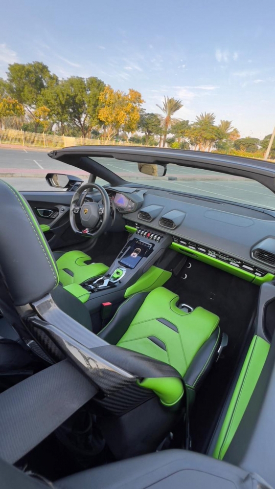 Siyah Lamborghini Huracan Evo Spyder 2021