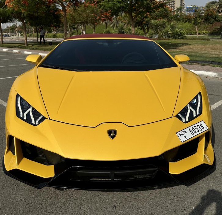 Sarı Lamborghini Huracan Evo Spyder 2022