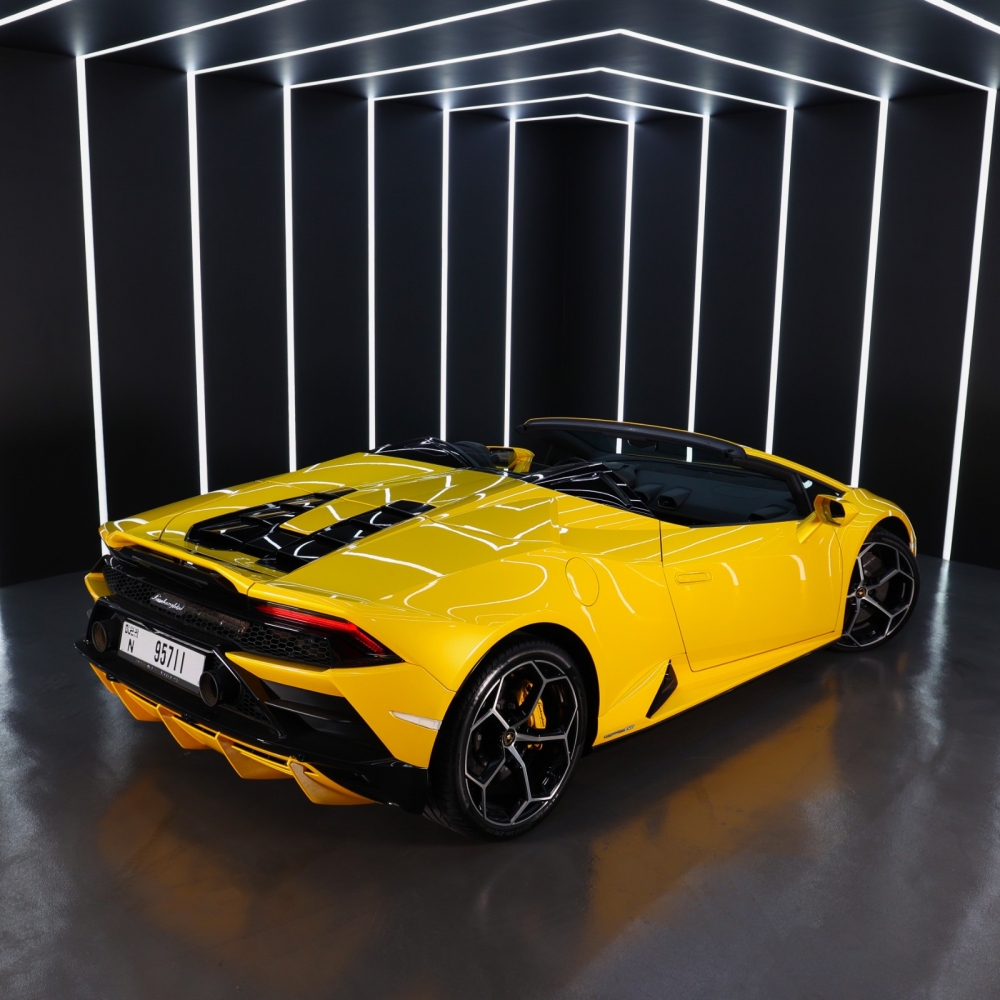 Amarillo Lamborghini Huracan Evo Spyder 2022