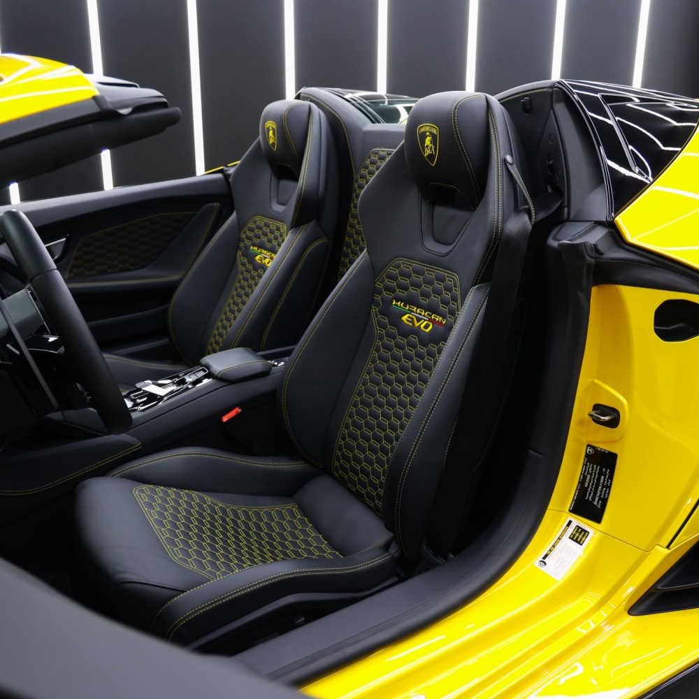 Sarı Lamborghini Huracan Evo Spyder 2022