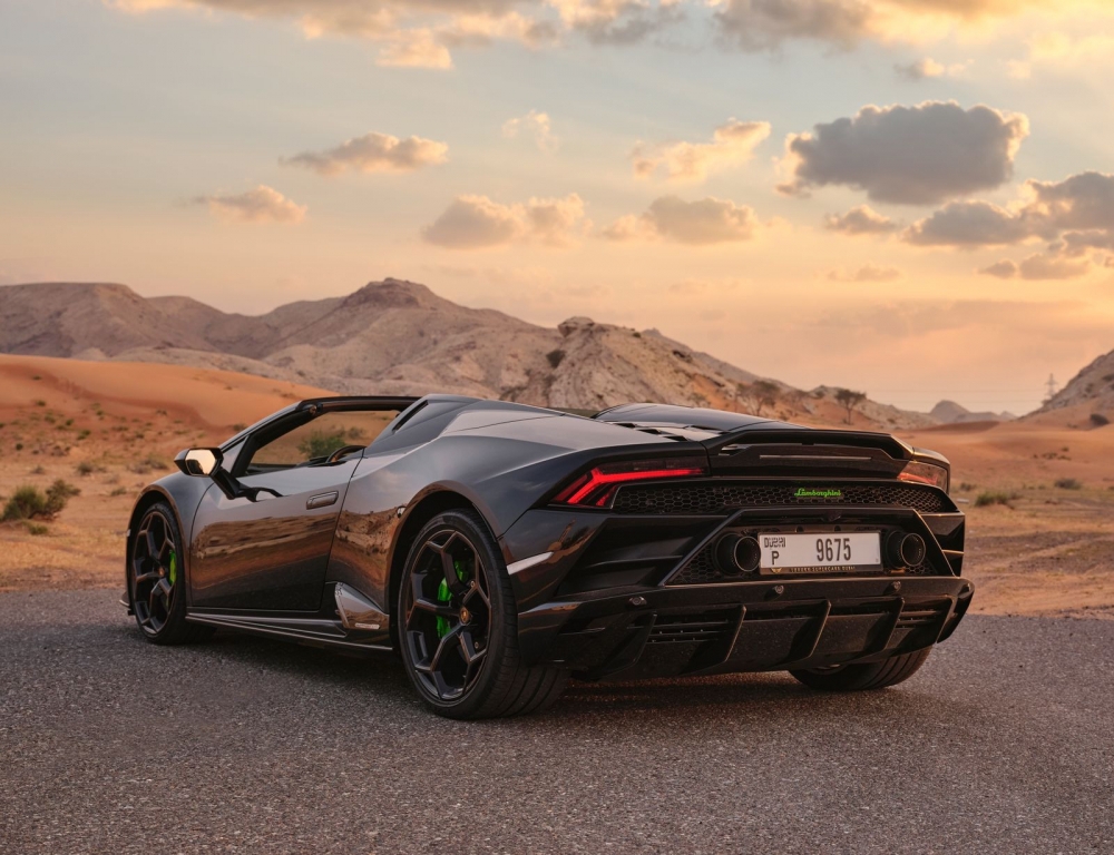 Siyah Lamborghini Huracan Evo Spyder 2023