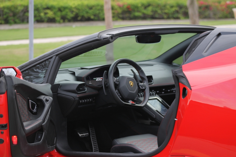 Kırmızı Lamborghini Huracan Evo Spyder 2023
