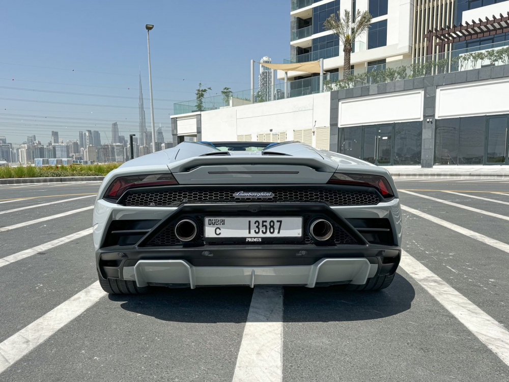 Plata metálica Lamborghini Huracan Evo Spyder 2023